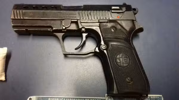 Menor é apreendido com pistola em táxi