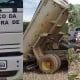 Morador registra caminhão da Prefeitura de Cruzeiro supostamente despejando lixo e pneus em terreno em céu aberto