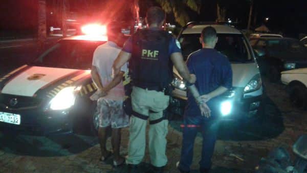 PRF prende dupla com carro clonado na Dutra, em Resende/RJ