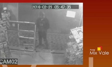 Vídeo flagra bandido levando caixa registradora no centro de Cruzeiro