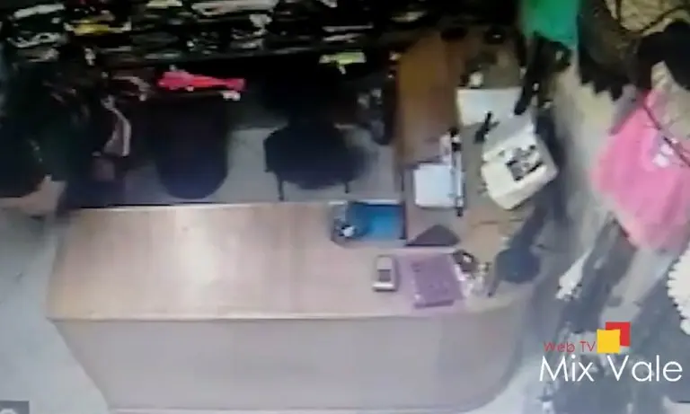 Vídeo flagra ladrão levando televisão em Cruzeiro