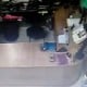 Vídeo flagra ladrão levando televisão em Cruzeiro