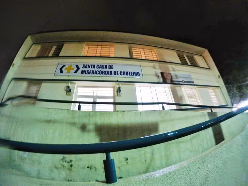 Com conta bloqueada e sem atendimento, Santa Casa de Cruzeiro está fechada nesta noite