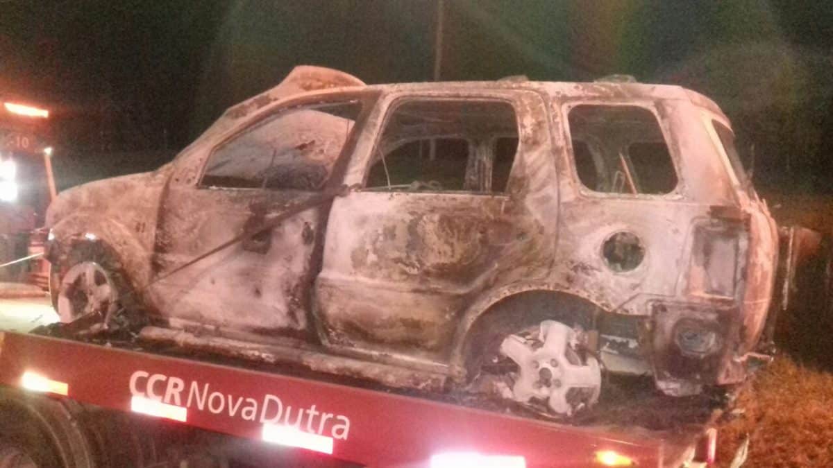 Veículo pega fogo na Via Dutra neste domingo