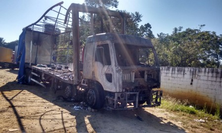 Caminhão pega fogo em Pinda nesta madrugada na Via Dutra