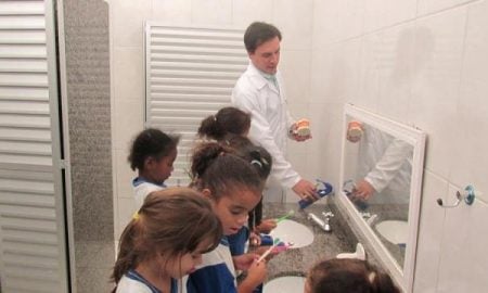 Alunos da creche Balão Azul de Aparecida tiveram aula de escovação