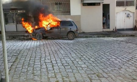 Carro pega fogo na próximo a Praça da Bíblia nesta manhã de sexta-feira (15/04)