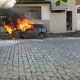 Carro pega fogo na próximo a Praça da Bíblia nesta manhã de sexta-feira (15/04)