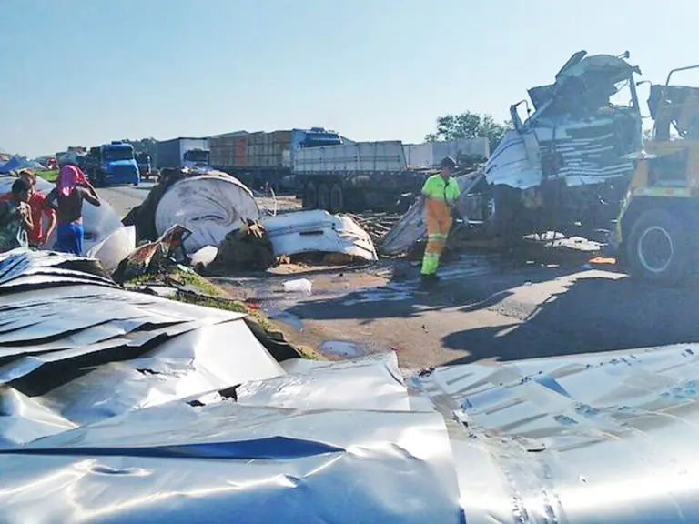 Acidente de duas carretas em Guará nesta sexta-feira