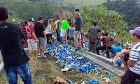 Caminhão tomba com carga de cerveja  em Itamonte/MG