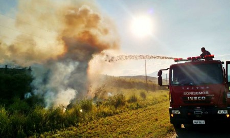 Fogo atrapalha crianças chegarem no conjunto habitacional Eco Vale em Cruzeiro