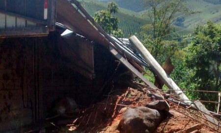 Dupla armada rouba gado de fazenda e bate caminhão na fuga em Lorena