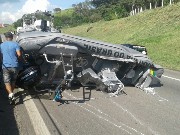 Lancha tomba de caminhão e interdita Dutra em Guaratinguetá