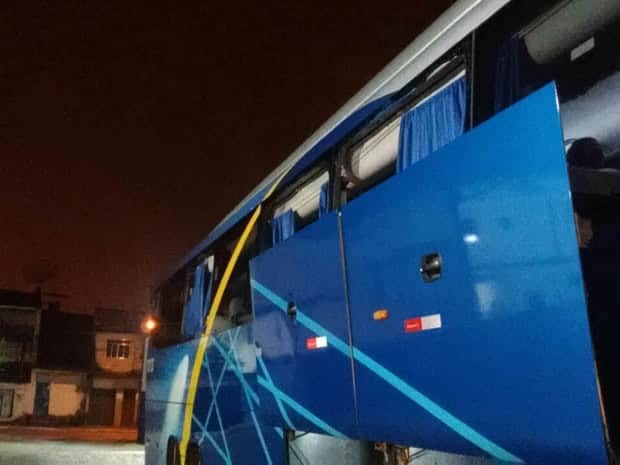 Ônibus é apedrejado na Via Dutra, em Porto Real/RJ