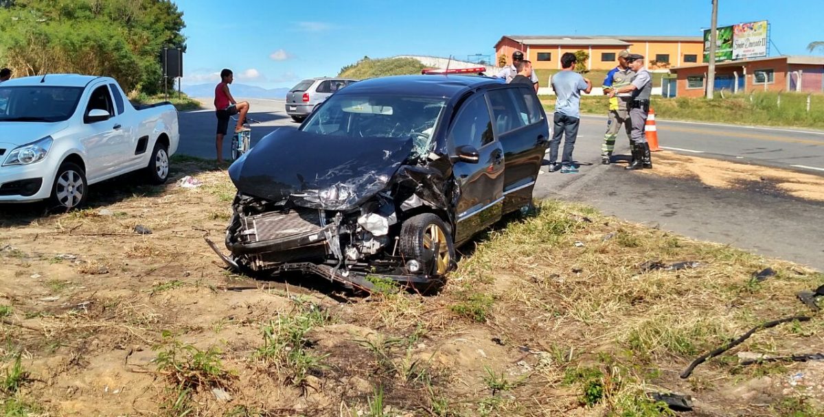 Acidente deixa cinco feridos na SP 52 em Cruzeiro neste domingo