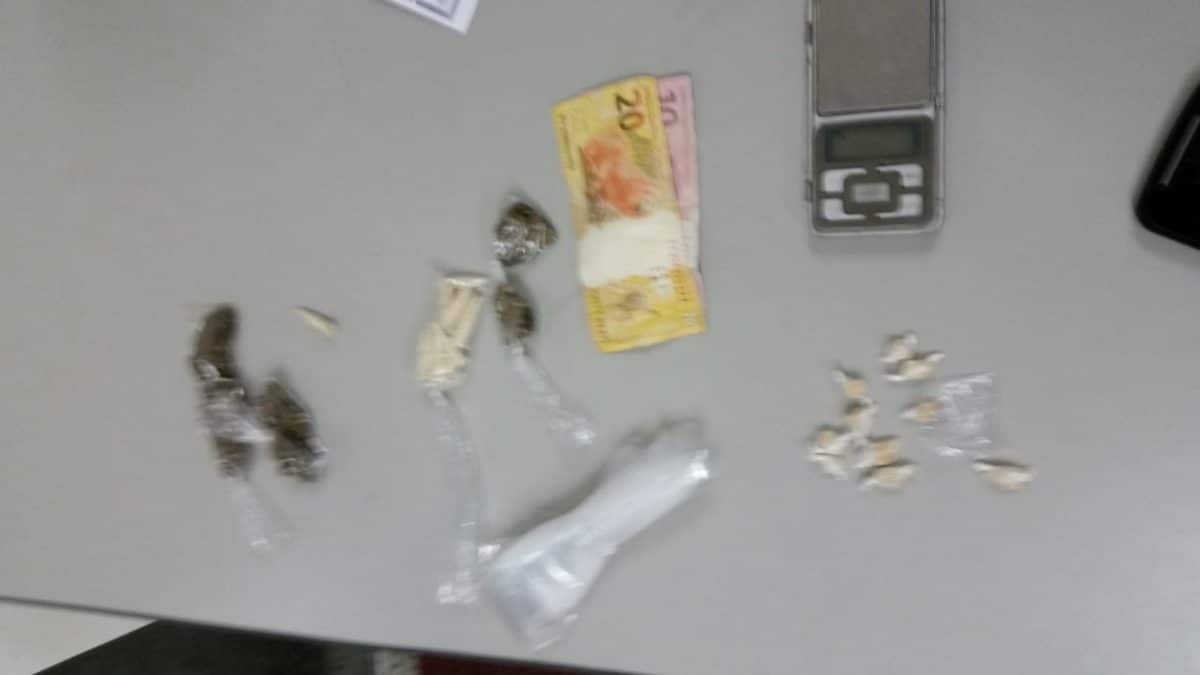 Dois são presos por tráfico de drogas no bairro Cidade Industrial em Lorena