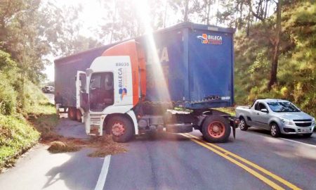 Carreta perde o controle na Serra da Mantiqueira – Cruzeiro/Passa Quatro-MG