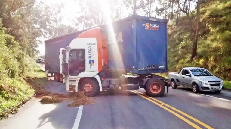 Carreta perde o controle na Serra da Mantiqueira – Cruzeiro/Passa Quatro-MG