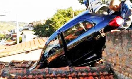 Carro atropela criança de 10 anos e cai em cima de casa em Cunha