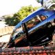 Carro atropela criança de 10 anos e cai em cima de casa em Cunha