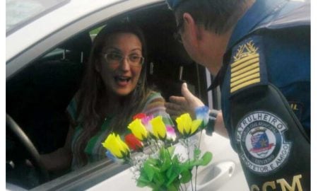 Guarda Municipal de Cruzeiro distribui rosas para mães no trânsito da cidade