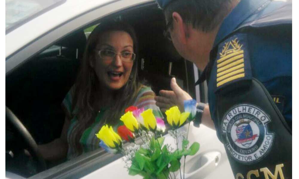 Guarda Municipal de Cruzeiro distribui rosas para mães no trânsito da cidade
