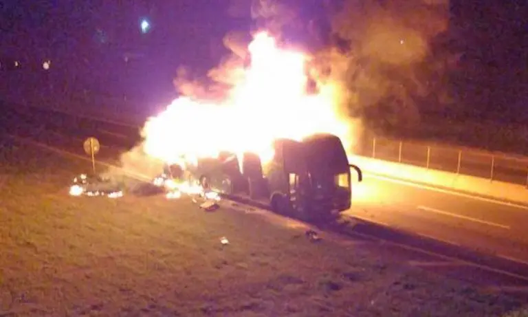 Ônibus pega fogo na Via Dutra em Lorena nesta madrugada de sábado (14/05)