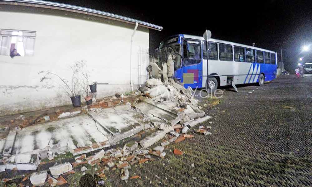 Ônibus invade casa na Ana Rosa em Cruzeiro