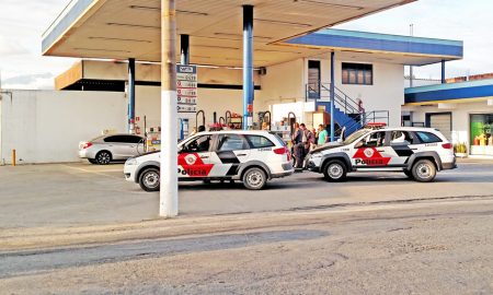 Polícia Militar à paisana surpreende bandidos com moto roubada em Posto de Gasolina