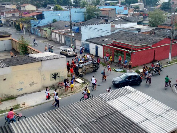Carro tomba em Resende/RJ nesta tarde de segunda-feira (09/05)