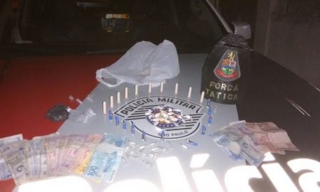 Força Tática de Cruzeiro prende dois com 69 cápsulas de cocaína e dinheiro do tráfico