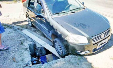 Carro cai em buraco na Vila Biondi, em Cruzeiro