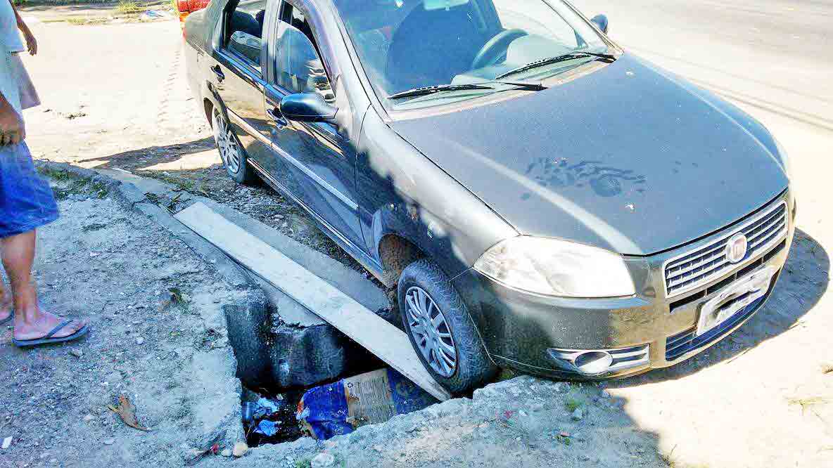Carro cai em buraco na Vila Biondi, em Cruzeiro