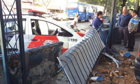 Carro bate em viatura ao avançar no sinal vermelho em São José