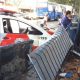 Carro bate em viatura ao avançar no sinal vermelho em São José