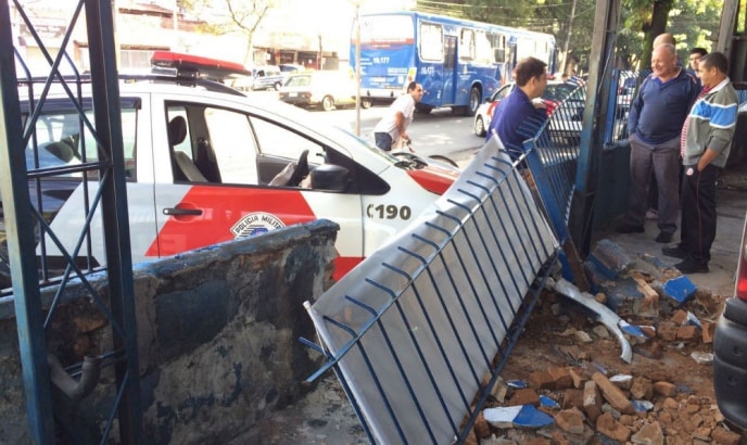 Carro bate em viatura ao avançar no sinal vermelho em São José