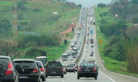Colisão entre dois caminhões deixa um morto e dois feridos em Resende/RJ
