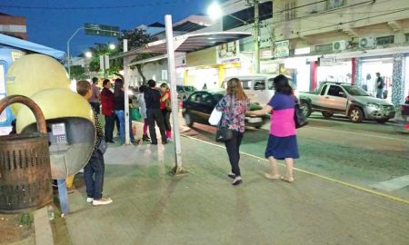 Centro de Cruzeiro sem ponto de ônibus; população espera de pé na Praça 9 de Julho