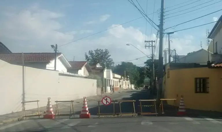 Rua em Lorena é interditada nesta quinta-feira para demolição de propriedades