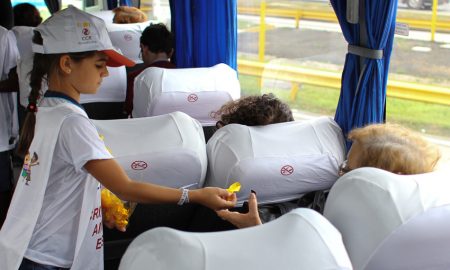 ‘Fiscais’ mirins orientam passageiros de ônibus sobre a importância do cinto de segurança