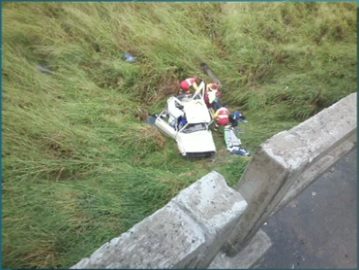 Quatro ficam feridos após carro cair de ponte na Via Dutra, em Itatiaia
