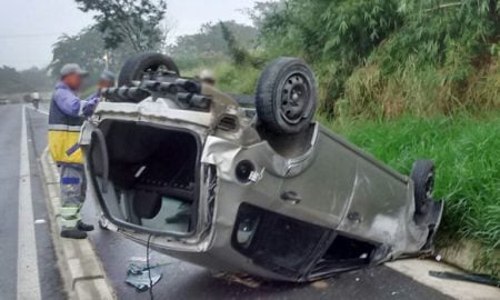 Carro capota em estrada entre Guaratinguetá/Lorena, nesta segunda-feira (20/06)