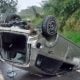 Carro capota em estrada entre Guaratinguetá/Lorena, nesta segunda-feira (20/06)