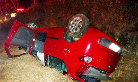 Carro capota na SP 52 em Cruzeiro: duas vítimas de Guarulhos