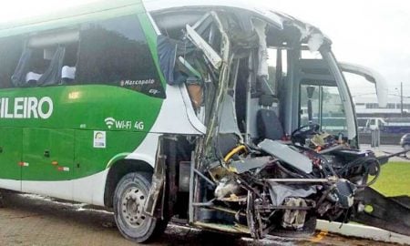 Acidente entre ônibus e caminhão deixam 38 feridos na Via Dutra em São José