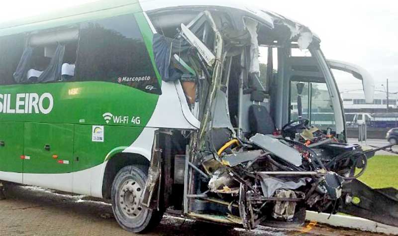 Acidente entre ônibus e caminhão deixam 38 feridos na Via Dutra em São José