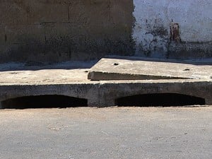 Recém-nascida é encontrada em bueiro em São José: bebê tinha poucas horas de vida