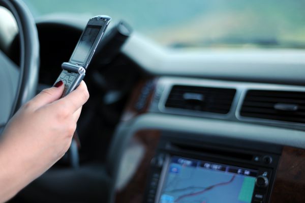 Regra promete frear condutores que usam celular no trânsito