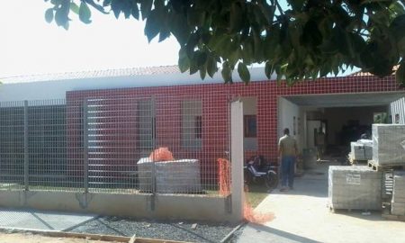 Prestes a reinauguração, creche é invadida por trabalhadores por falta de pagamento