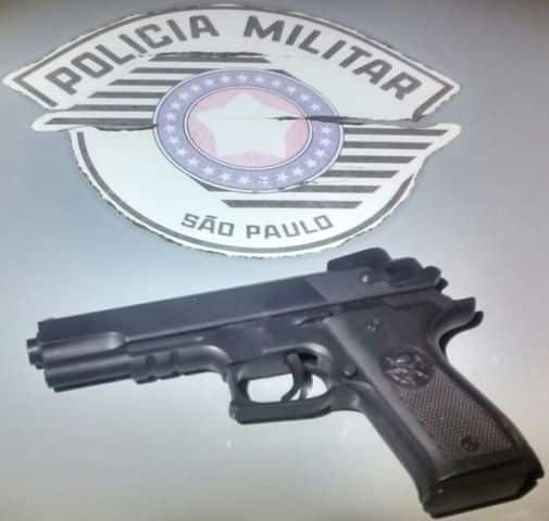 Dois menores são apreendidos por roubo em Cruzeiro